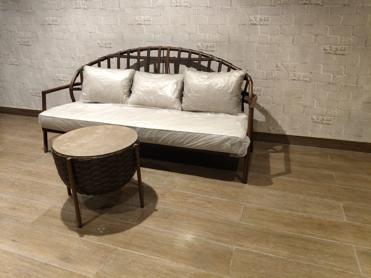2077 - 3 SEATER + CENTRE TABLE - WFD