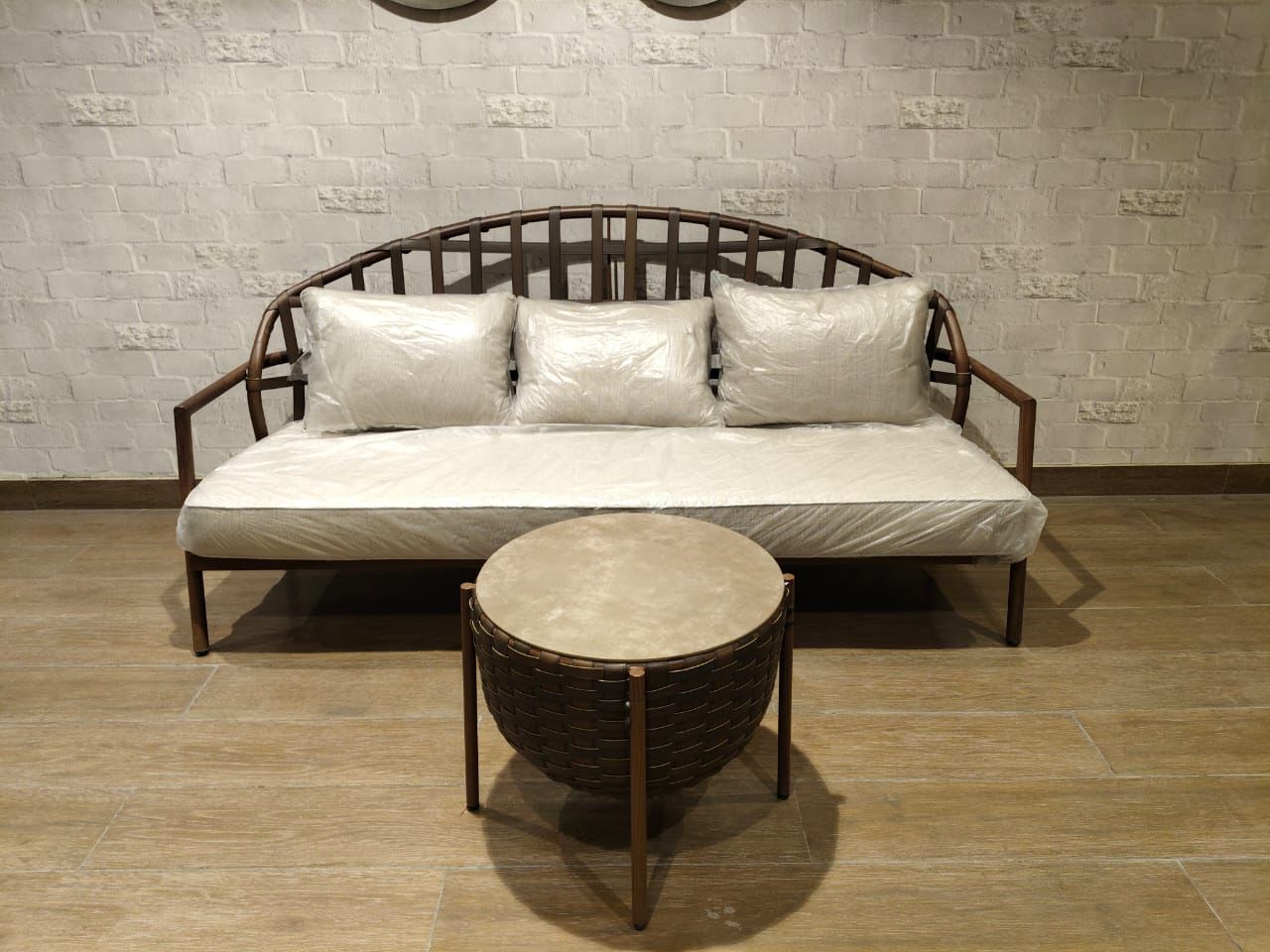 2077 - 3 SEATER + CENTRE TABLE - WFD