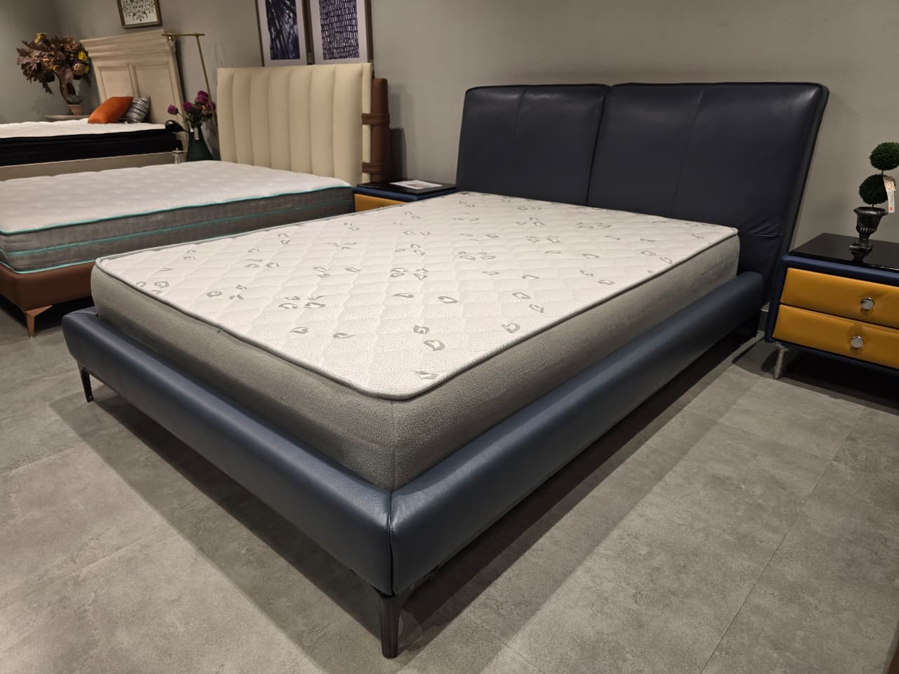 12539 - QUEEN BED - OUTLET