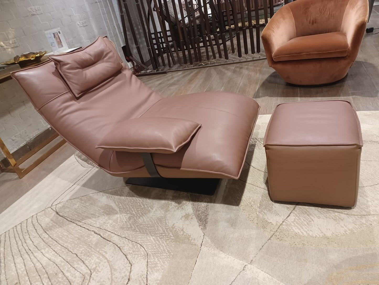 X-338W - CHAIR+OTTOMAN - WFD