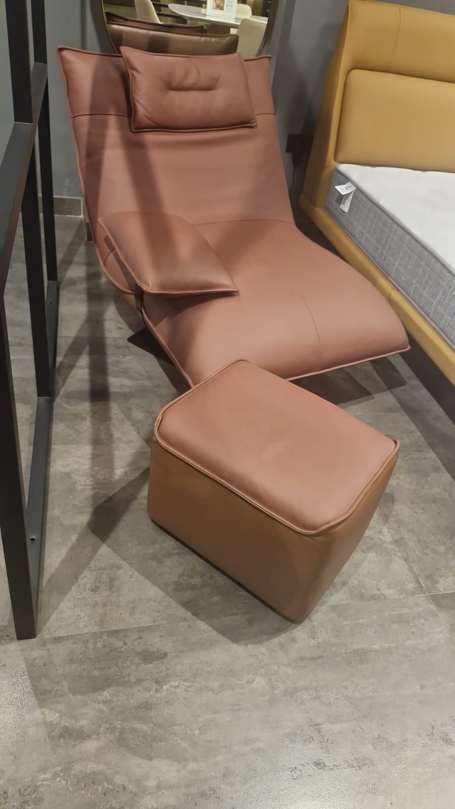 X-338W - CHAIR+OTTOMAN - MDP