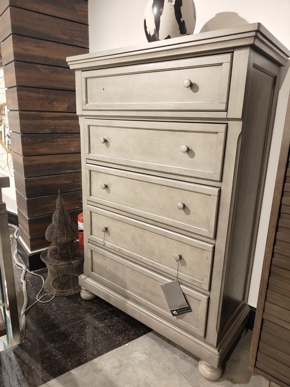 B733-46 - CHEST OF DRAWERS - CBD