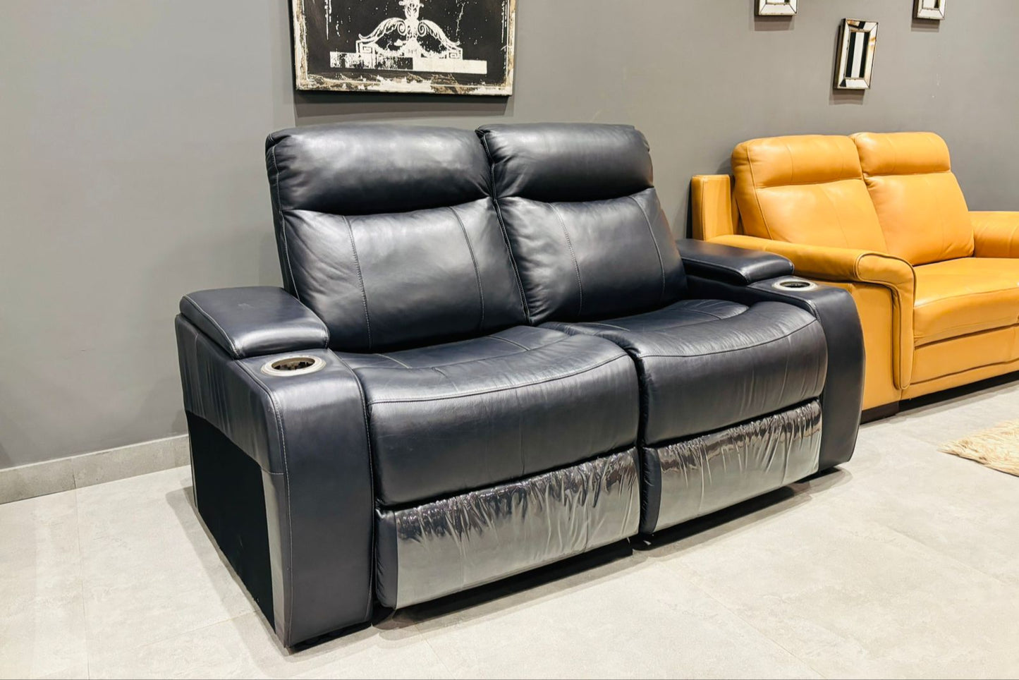 UY111HM - 2 SEATER RECLINER(ELECTRIC) - OUTLET