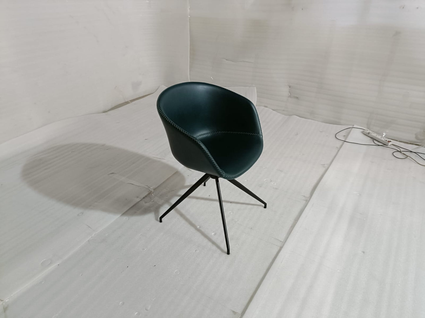 1689B - 1 SEATER CHAIR - BLR WH