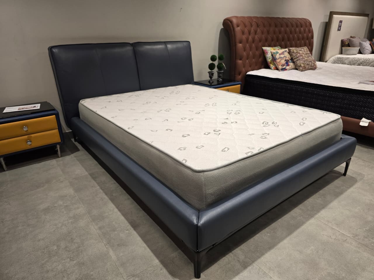 12539 - QUEEN BED - OUTLET