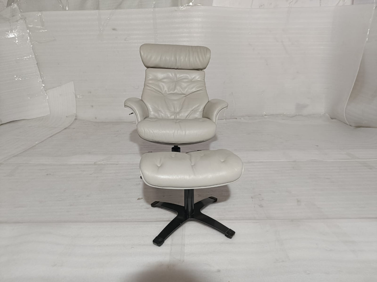 A938(1) - CHAIR+OTTOMAN - BLR WH (S52466 - 04-02-2026 - Vandana Dekadoloi - IND)