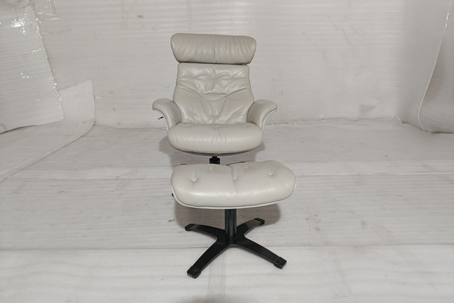 A938(1) - CHAIR+OTTOMAN - BLR WH (S52466 - 04-02-2026 - Vandana Dekadoloi - IND)