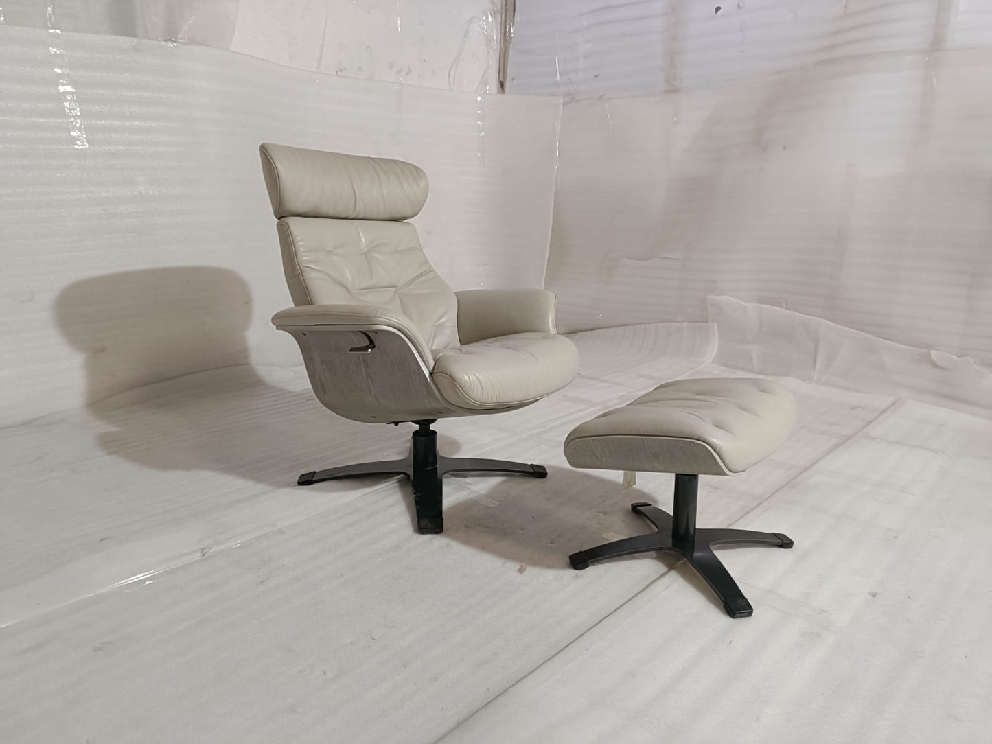 A938(1) - CHAIR+OTTOMAN - BLR WH (S52466 - 04-02-2026 - Vandana Dekadoloi - IND)