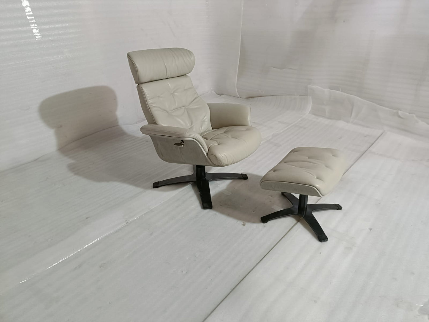 A938(1) - CHAIR+OTTOMAN - BLR WH (S52466 - 04-02-2026 - Vandana Dekadoloi - IND)