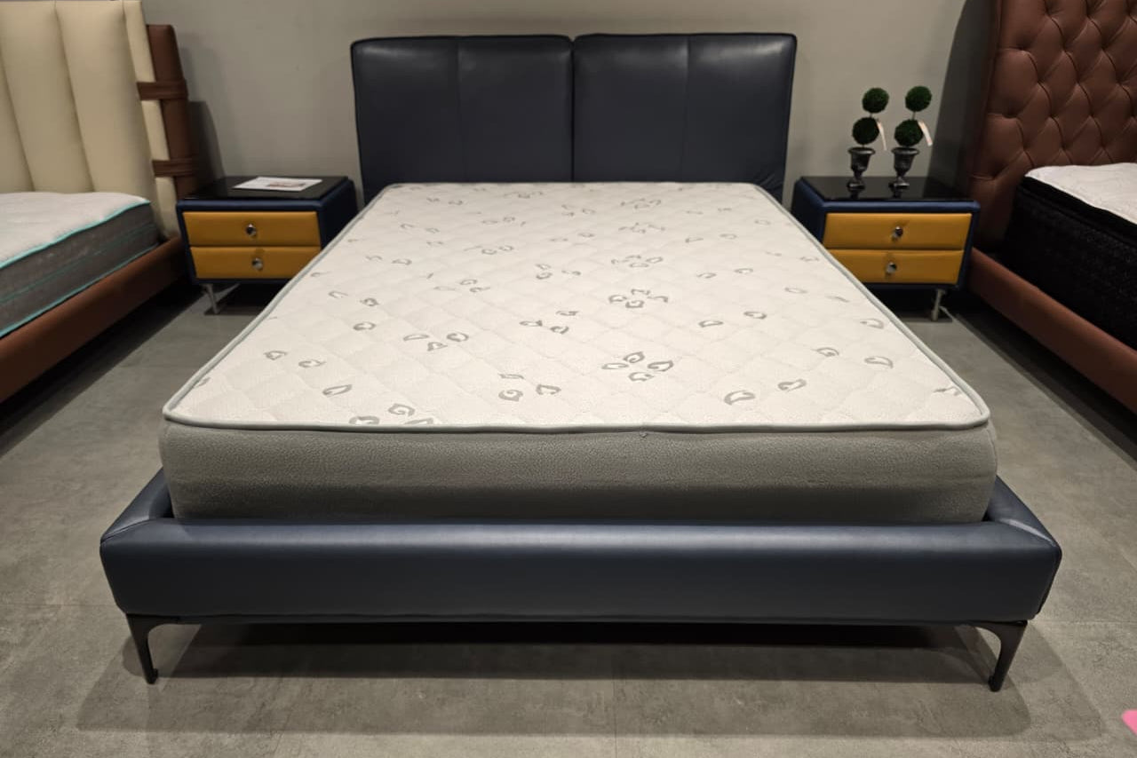 12539 - QUEEN BED - OUTLET