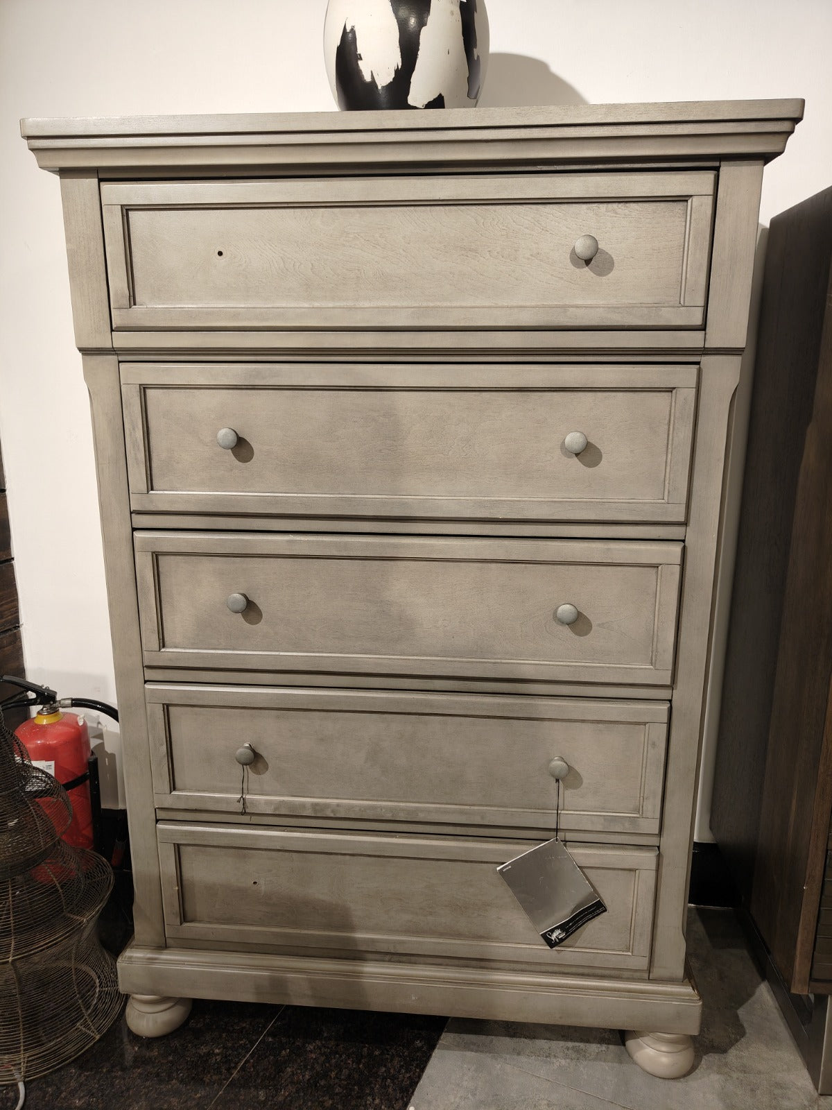 B733-46 - CHEST OF DRAWERS - CBD