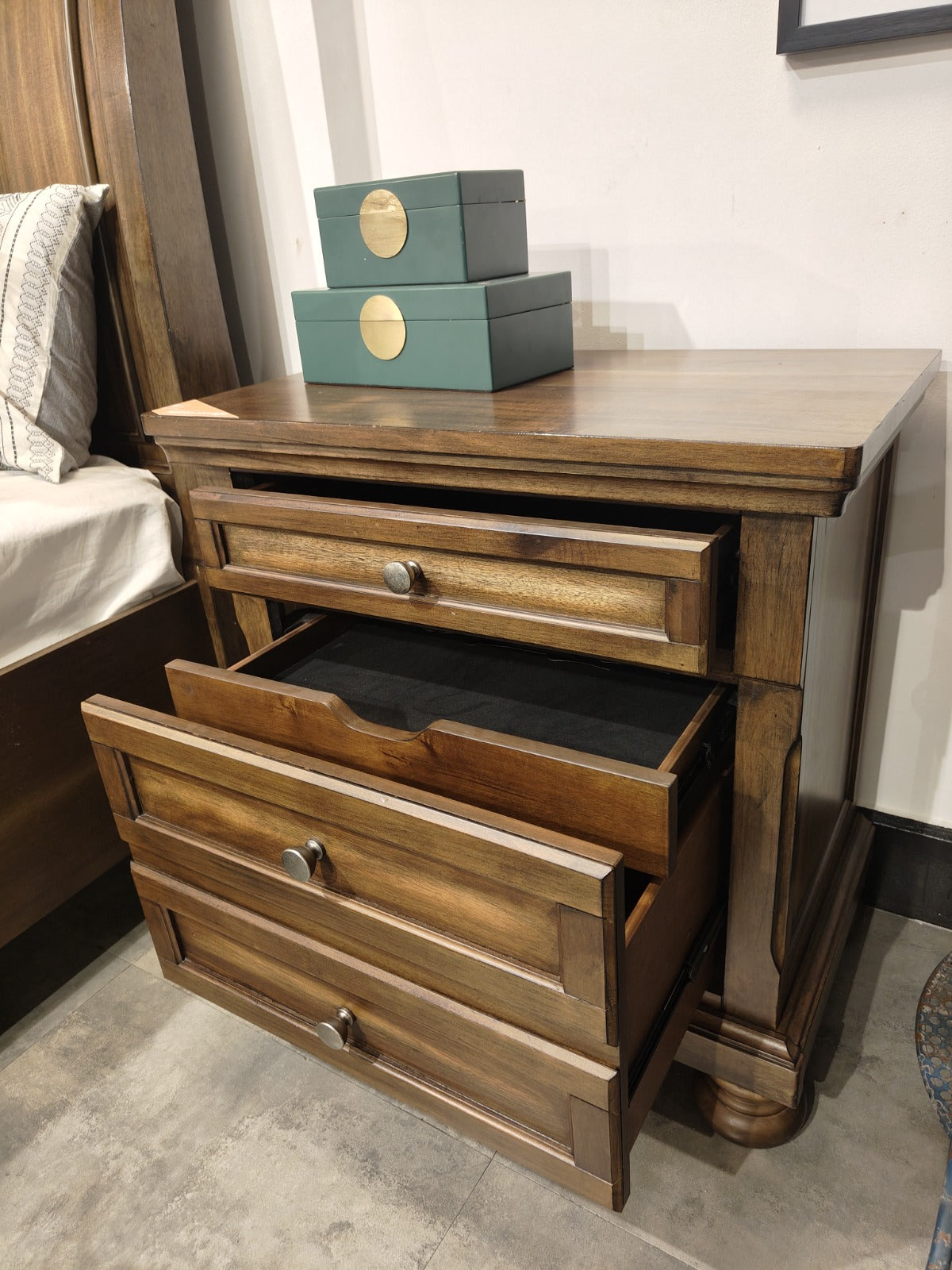 B719-92 - NIGHTSTAND - CBD